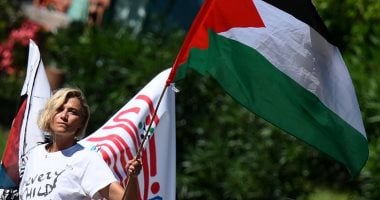 الممثلة آنا فوجلياتا تحمل علم فلسطين على زورق خلال مهرجان فينيسيا.. صور الممثلة آنا فوجلياتا