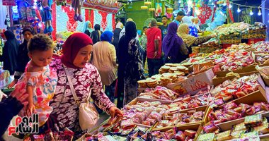 ملبن وحمصية وفولية.. محلات بيع حلوى المولد تزين شوارع القاهرة 