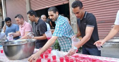 توزيع شربات الموز فى شوارع الإسكندرية احتفالا بالمولد النبوى.. فيديو وصور