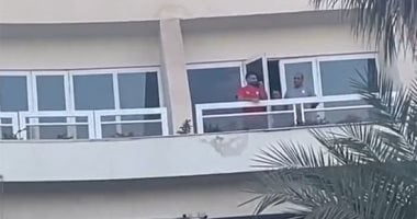 محمد صلاح يداعب عروسين من غرفته بفندق إقامة المنتخب قبل لقاء إثيوبيا.. فيديو محمد صلاح
