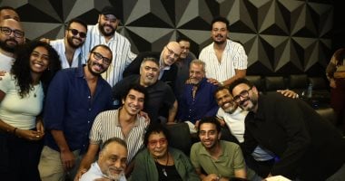 الكينج محمد منير يشاهد فيلم ضي مع أبطاله.. صور محمد منير مع أبطال فيلم ضى