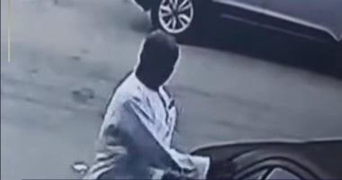 يحملها فى فمه.. لص السيارات بأكتوبر يكسر الزجاج بقطعة حديد بأسلوب غريب لص السيارات بأكتوبر يكسر الزجاج بقطعة حديد