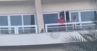كأس العالم يا صلاح.. تفاصيل واقعة محمد صلاح مع عروسين فى فندق المنتخب محمد صلاح يداعب عروسين في فندق المنتخب من شُرفة غرفته