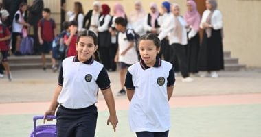 انطلاق العام الدراسى الجديد بالمدارس الدولية ومدارس النيل الأحد 7 سبتمبر.. وزارة التربية والتعليم: دخول الصفوف الدراسية على أيام وفق جداول.. وتشدد على تحية العلم وترديد النشيد الوطنى ودراسة مواد الهوية.. صور طالبات المدارس الدولية