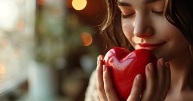 السر وراء الحب الأبدي.. ماذا يقول قانون الجذب عن سحر النظرة الأولى؟