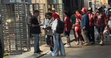 شاهد دخول الجماهير لمدرجات استاد القاهرة لمساندة منتخب مصر ضد إثيوبيا جماهير مصر
