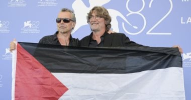 اخبار نيوز : 
                                            مغنى الروك بييرو بيلو يرفع علم فلسطين بمهرجان فينسيا.. صور
                                        