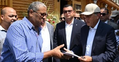 رئيس الوزراء يسلم عددا من العقود للمنتقلين من سور الأزبكية القديم للسوق الجديد