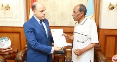 محافظ كفر الشيخ يُسلّم 9 عقود تقنين أراضى أملاك دولة للمستفيدين
