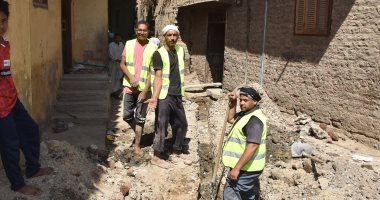 رئيس مياه الأقصر يتفقد الوصلات المنزلية للصرف الصحي بقرى حياة كريمة.. صور