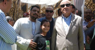 محافظ الأقصر يلتقى بطفل إسناوى ويعده بدعم سقف منزلهم.. اعرف التفاصيل