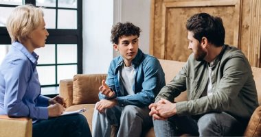 كيف تساعد ابنك المراهق على تقبل شكله؟.. عزز ثقته واحميه من هوس المثالية