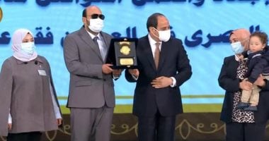 حكاية طبيب تطوع لمواجهة فيروس كورونا.. الدكتور محمود سامى قنيبر فقد بصره أثناء عمله فى مواجهة الجائحة.. كرمه الرئيس السيسى واستجابت له الدولة بتعيينه مديراً لصندوق مخاطر المهن الطبية بكفر الشيخ.. صور
