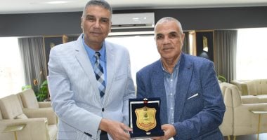 محافظ أسوان يكرم وكيل مديرية الإسكان لبلوغه السن القانونية للتقاعد