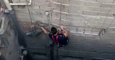 إنقاذ قطة محتجزة داخل منور عقار فى النزهة..فيديو وصور انقاذ قطة من داخل منور بالنزهة