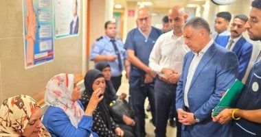 محافظ الإسماعيلية يتفقد المجمع الطبى ويستمع لعدد من المترددين