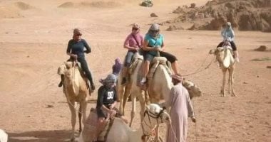 إقبال سياحى على رحلات السفارى الجبلى فى الغردقة.. الأوروبيون يعشقون ركوب الجمال والعيش البدوى وحفلات الليل.. ويفضلون السير على الأقدام بالأودية الجبلية.. وركوب البيتش باجى مغامرة فى عمق الصحراء الشرقية.. صور ركوب الجمال