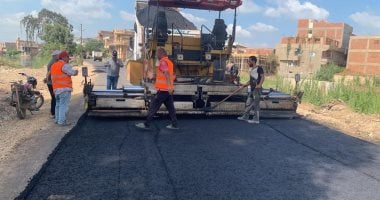تنفيذ المرحلة الثانية لرصف طريق شنراق السنطة فى الغربية بطول 750م.. صور