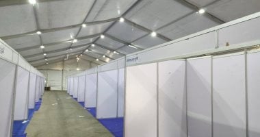 تجهيز معرض أهلًا مدارس فى حى إمبابة استعدادًا لافتتاحه.. صور