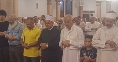 أهالي كفر الشيخ يتابعون خسوف القمر والمئات يؤدجون الصلاة بالمساجد.. فيديو