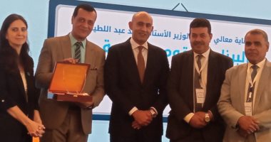 محمد عبد اللطيف يكرم مدير تعليم سوهاج لمجهوداته فى برنامج القراءة والكتابة