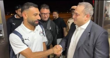 سفير مصر فى بوركينا فاسو وأعضاء السفارة يحضرون مران المنتخب اليوم سفير مصر في بوركينا فاسو مع محمد صلاح