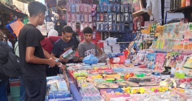 انتعاش فى سوق الشنط والأدوات المدرسية بالإسكندرية قبل أيام من بدء الدراسة.. دسته الكشكول 70 جنيهًا.. صور " لابوبو" تُغرق السوق.. وإقبال المواطنين على الشراء فى الأيام الأخيرة قبل الدراسة.. فيديو وصور