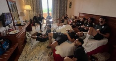 محمد صلاح مع لاعبى المنتخب