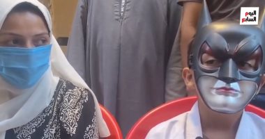 الطفل "باتمان الفيوم" يبكى: "مش هلعب كاراتيه تاني والقضاء جابلي حقي"..فيديو