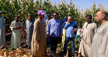 وكيل زراعة سوهاج يفتتح حصاد محصول الذرة الشامية بقرية العزيزات