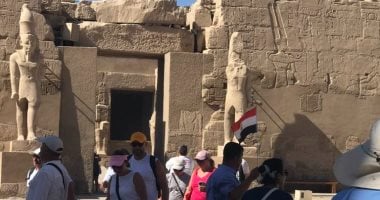 سياح العالم يستمتعون برحلات صباحية بين جدران وأعمدة معابد الأقصر.. صور