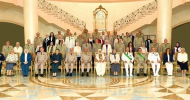 وزير الدفاع يكرم قادة القوات المسلحة ويمنحهم وسام الجمهورية