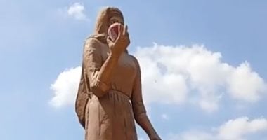 الفراولة رجعت تانى.. شاهد تمثال الملكة المثير للجدل فى الإسماعيلية (فيديو)