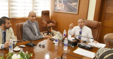 محافظ بورسعيد يناقش آليات تطوير منظومة الخدمات الإلكترونية المقدمة للمواطنين