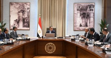 رئيس الوزراء يستعرض سُبل تسريع إجراءات خدمات التصديق على المحررات بمكاتب الخارجية