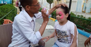 حكاية عم أشرف أشهر فنانى الرسم على الوجوه بالبحيرة.. ياما فرّح وشوش "صور"