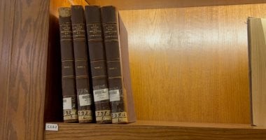 كنوز لا تقدر بثمن.. جامعة الإسكندرية تعرض مخطوطات نادرة عمرها أكثر من 400 عام.. نسخة أصلية من "وصف مصر" وخرائط تعود للقرن 19 وفرمانات عثمانية وكتاب العهد الجديد بالألمانية.. والجامعة: ترميمها على يد متخصصين