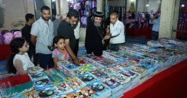 الأنبا إنيانوس يفتتح معرض المستلزمات المدرسية ببنى مزار