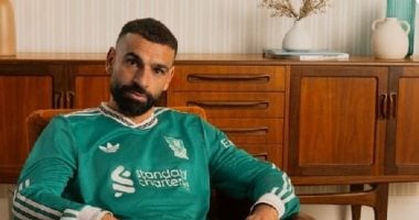 محمد صلاح يتصدر الحملة الدعائية لقميص ليفربول الثالث.. صور
