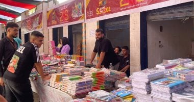 تخفيضات على المستلزمات المدرسية فى معرض أهلا مدرس فى حى جنوب الجيزة.. صور