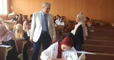 رئيس جامعة أسوان يتفقد امتحانات الفصل الصيفى بكلية التربية النوعية