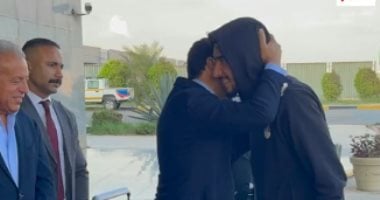 مرموش يظهر بالعكاز ويجرى أشعة جديدة بالقاهرة.. والسيتي ينتظر عودته.. فيديو