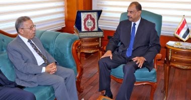 محافظ سوهاج يستقبل النقيب العام لأطباء مصر