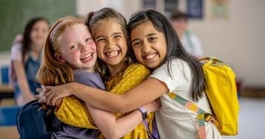 ابنك اتنقل مدرسة جديدة.. 5 نصائح لمساعدته على تكوين علاقات صداقة