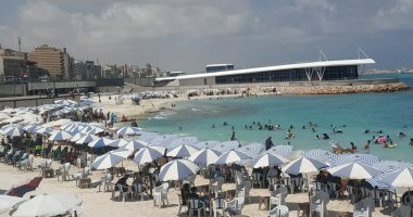 شواطئ مطروح الخلابة تجذب آلاف المصطافين للاستمتاع بأجواء سبتمبر