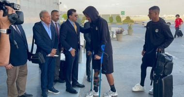 مرموش يظهر بالعكاز مع المنتخب بعد العودة للقاهرة.. صور عمر مرموش