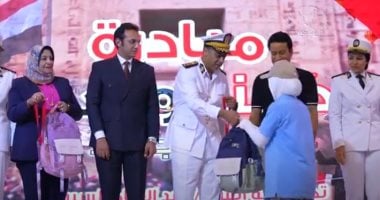 الداخلية توزع حقائب مدرسية مجانية لشباب "جيل جديد".. صور