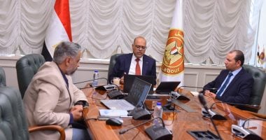 وزير العمل يعقد اجتماعًا مع مديري المديريات