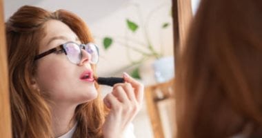 اصنعي بنفسك روج طبيعي بـ 4 مكونات فقط.. آمن على الشفاه واللون من اختيارك