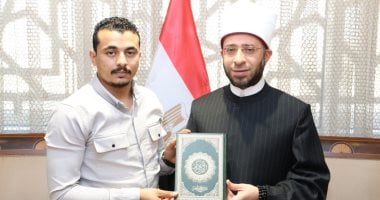 وزير الأوقاف يستقبل نجل الشهيد خالد عبد العال بطل شاحنة البنزين